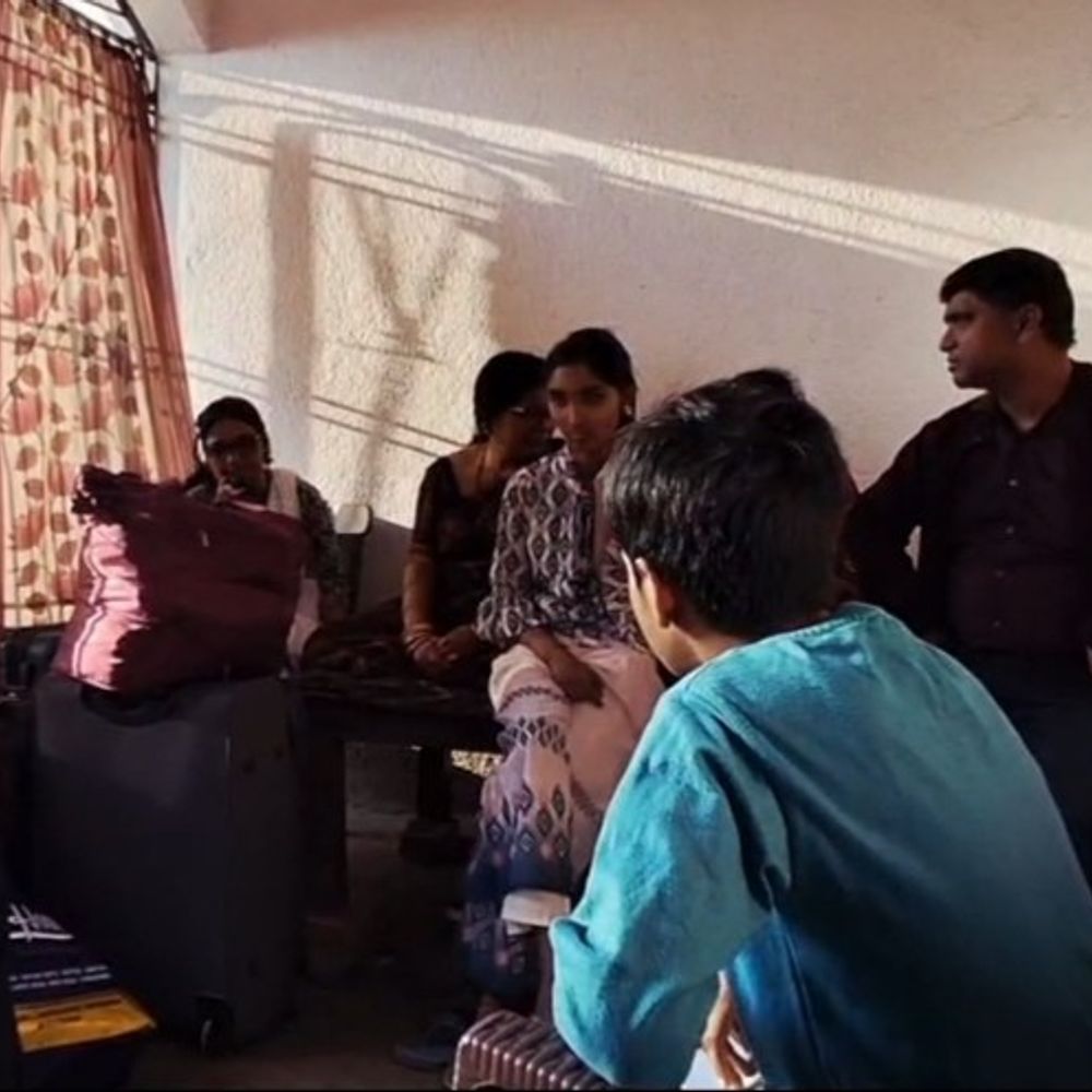 रिटायर्ड पुलिसकर्मी के घर में चोरी:पूरे परिवार के साथ साले की बेटी की शादी में गए थे, चोर जेवरात और नगद ले गए