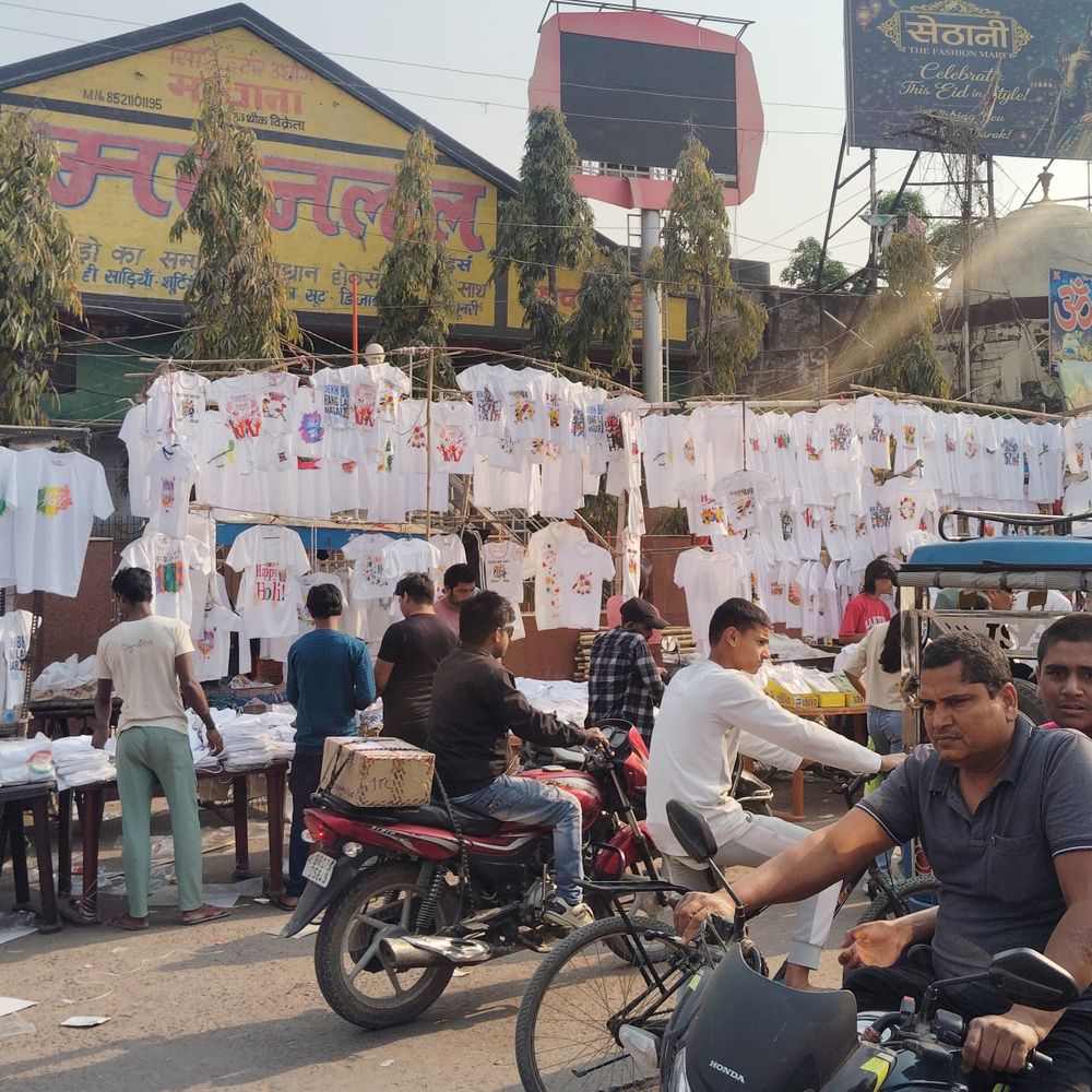 दरभंगा में होली पर लोगों की बाजारों में भीड़ उमड़ी:दुकानों में बढ़ी रौनक, बच्चों के रंग-बिरंगे कपड़ों की अस्थायी दुकानें लगी