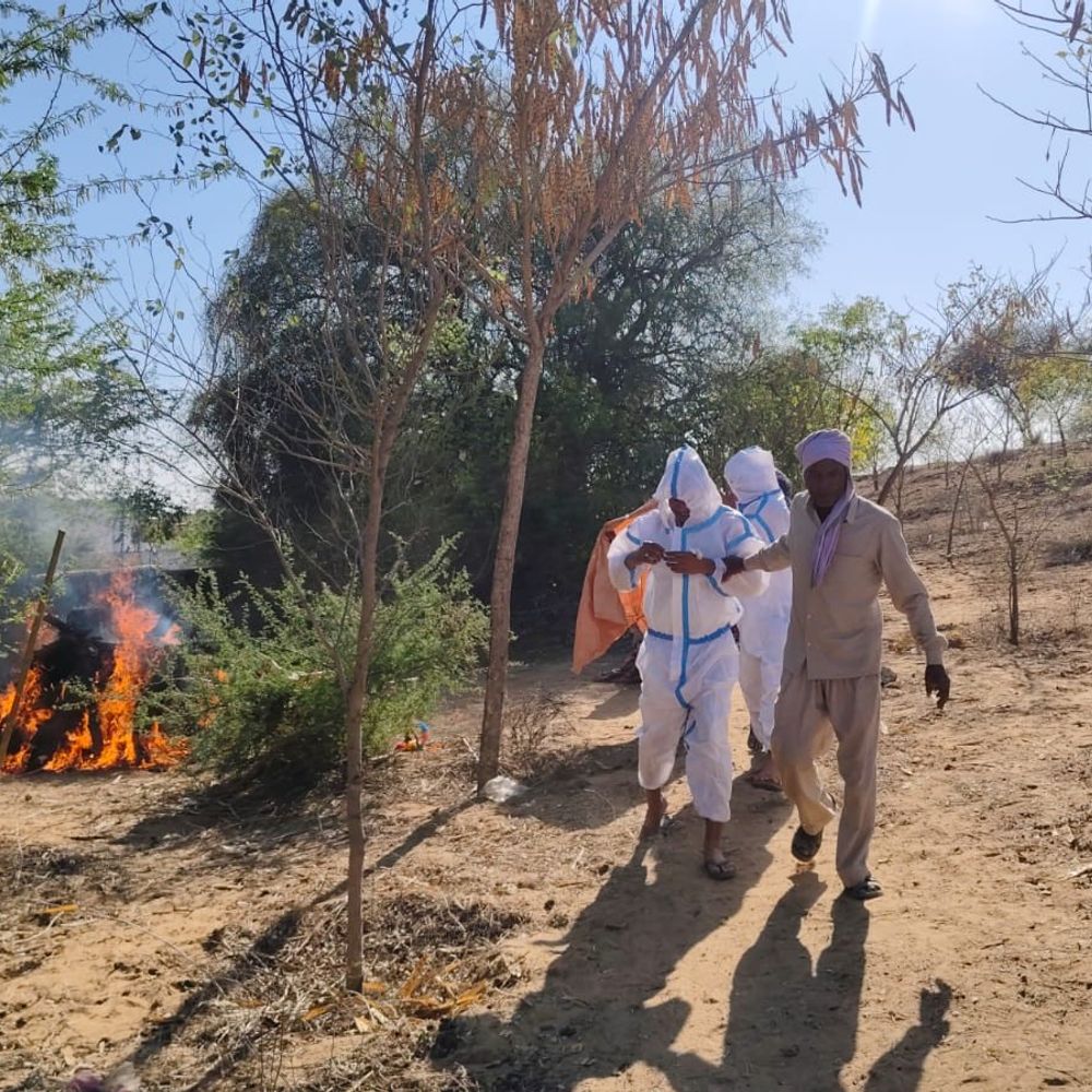 श्मशान में PPE किट पहनकर पूर्व सैनिक का अंतिम संस्कार:मधुमक्खियों के हमले के कारण लिया फैसला; 4 गंभीर घायल हॉस्पिटल में भर्ती