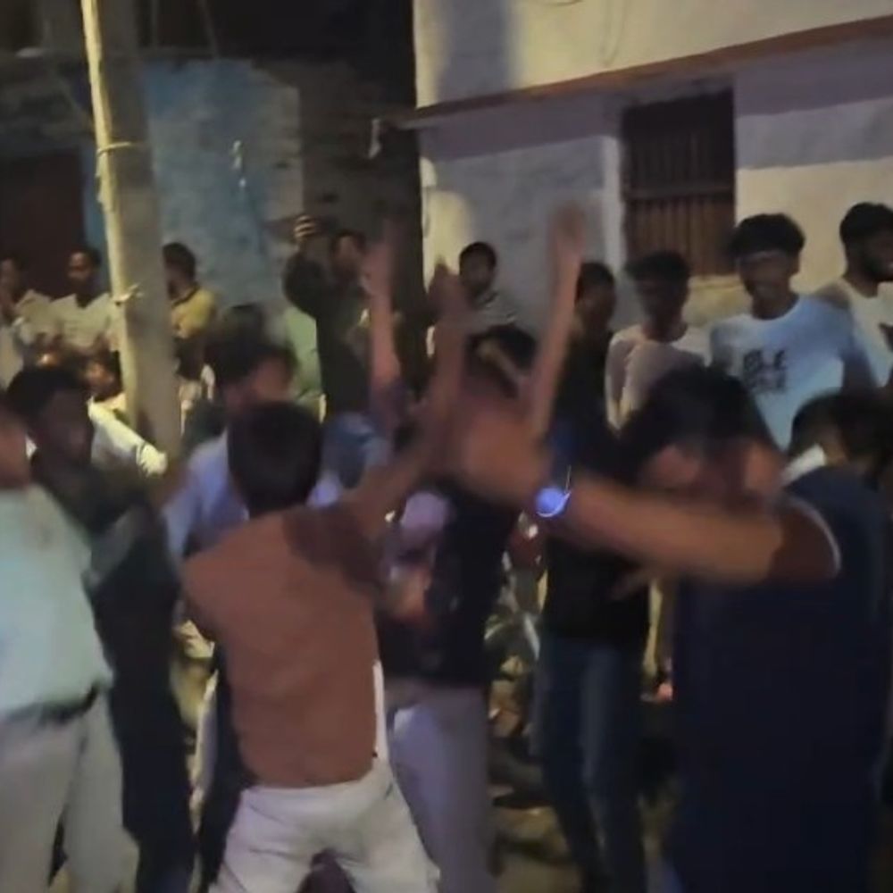 दरभंगा में भारत की जीत पर जश्न का माहौल:शहर में विजय जुलूस निकाला, जमकर की आतिशबाजी; क्रिकेट प्रेमियों ने लगाए जय श्री राम के नारे