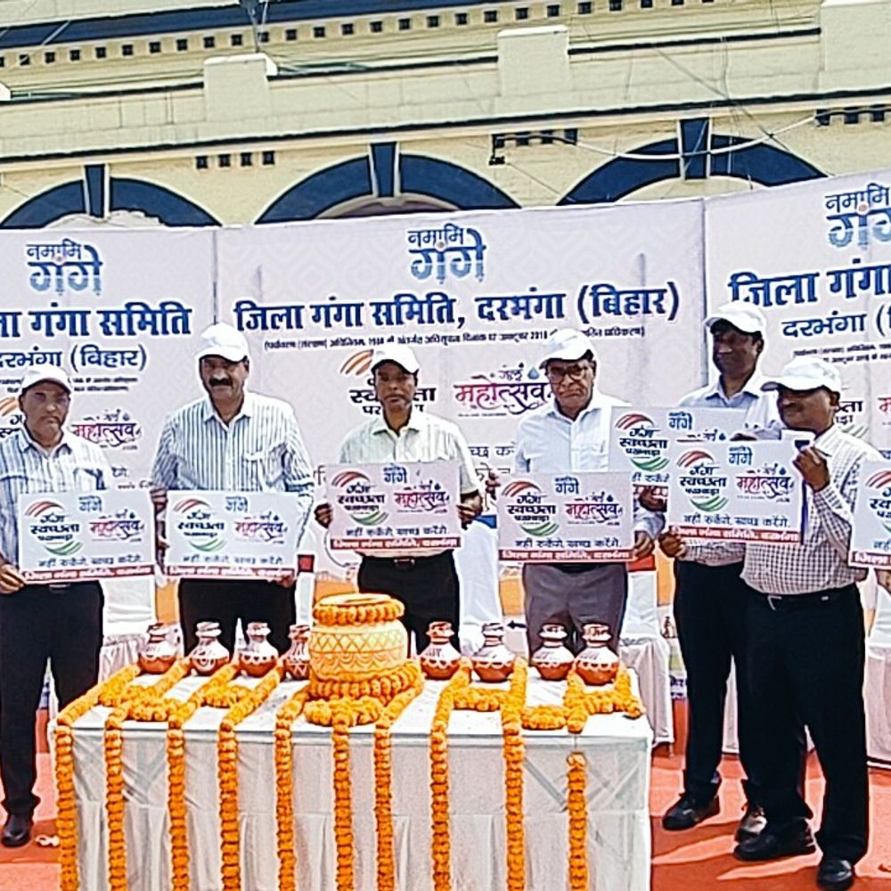 दरभंगा में गंगा स्वच्छता पखवाड़ा-जल मोहत्सव का शुभारंभ:डीएम ने जागरूकता रैली को दिखाई हरी झंडी, ‘हर-हर गंगे’ नारे लगाकर जल संरक्षण के दिए संदेश