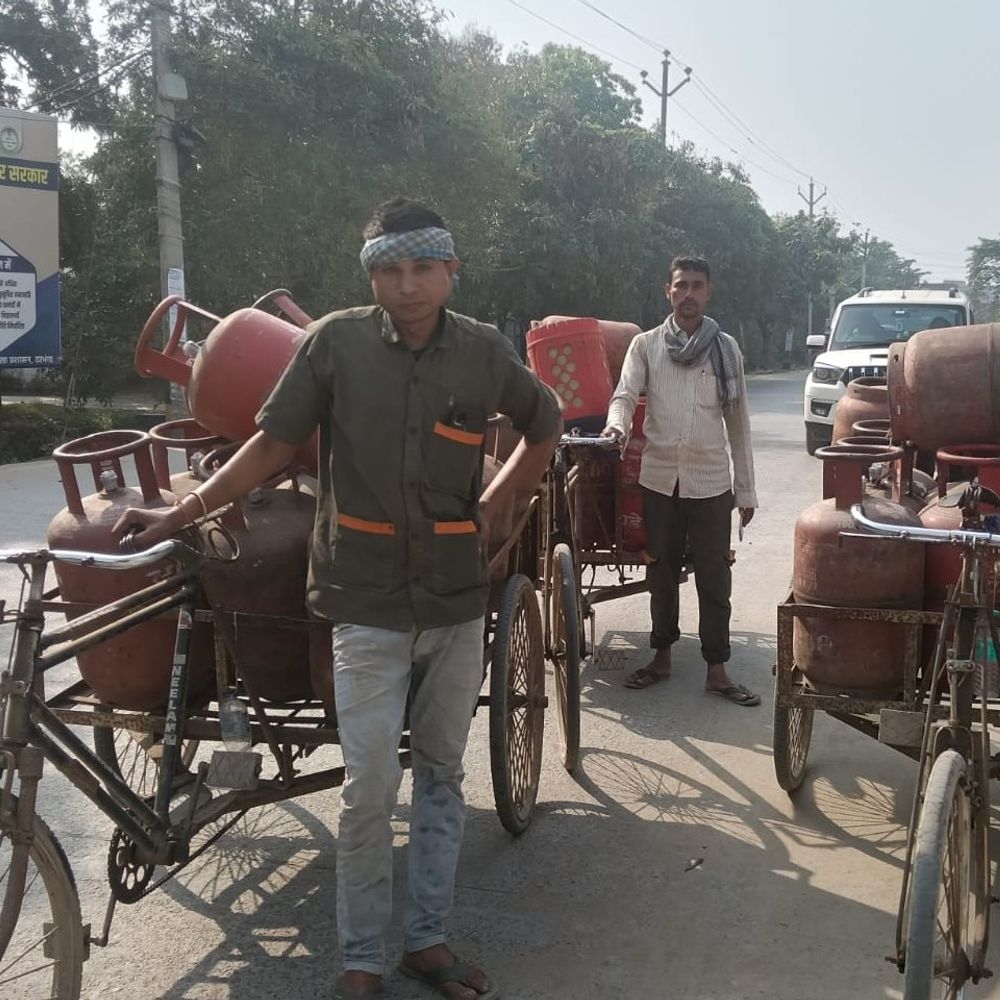 दरभंगा में 10 हजार गैस सिलेंडर आने की उम्मीद:स्टॉक में 9 हजार से ज्यादा सिलेंडर पहले से मौजूद, एजेंसियों-होटलों में चल रही छापेमारी