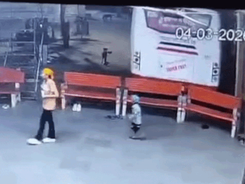 गुरुद्वारा में घुसी लोक परिवहन की बस VIDEO:पीछे खेल रहे थे बच्चे, ड्राइवर से ब्रेक की जगह रेस दबी