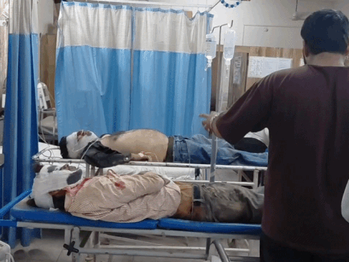 श्रीगंगानगर में सीमेंट से भरे ट्रक में घुसी कार:भिड़ते ही CNG में आग लगी, नशे में थे 2 युवक; इलाज जारी