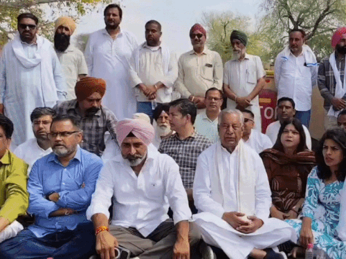 श्रीगंगानगर में कांग्रेस विधायक और जिलाध्यक्ष धरने पर बैठे:पदमपुर-श्रीगंगानगर स्टेट हाइवे पर चक्काजाम, 9 ए व 18 बीबी टोल नाका हटाने की कर रहे मांग