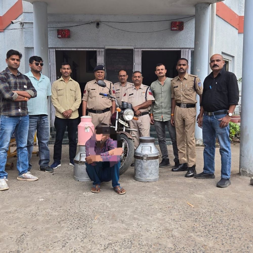 बाइक चोरी कर घूम रहा था आरोपी, पुलिस ने पकड़ा:दूध के केन समेत बाइक बरामद, आरोपी पर पहले से 38 से अधिक अपराध दर्ज