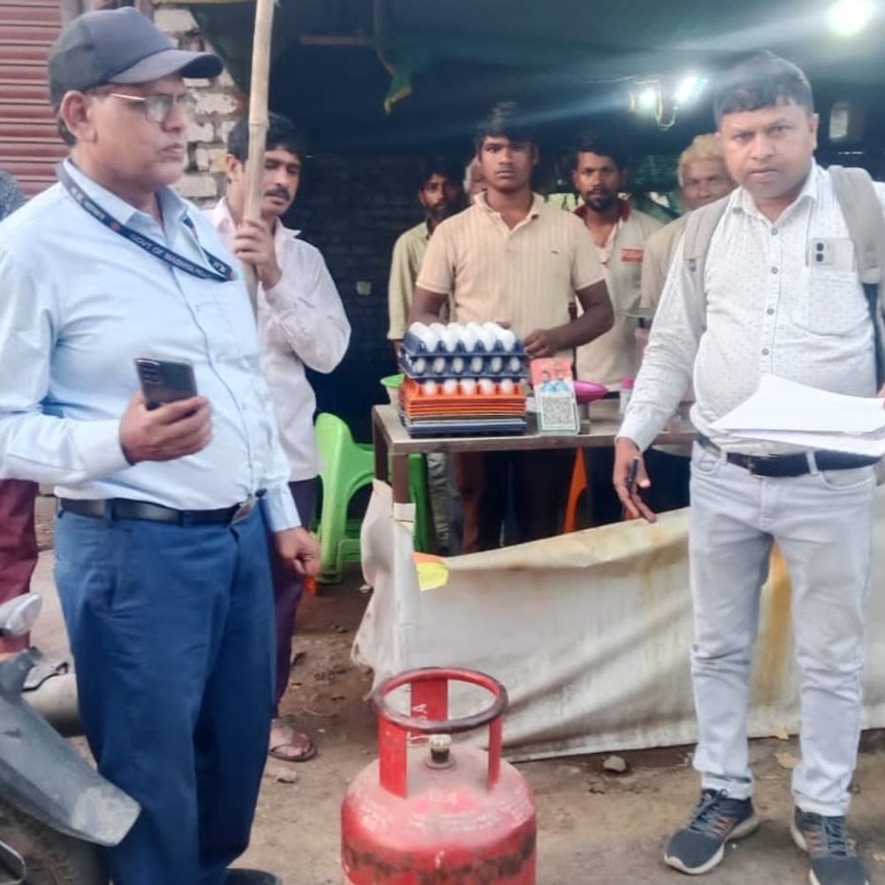 गैस संकट के बीच होटलों पर खंडवा प्रशासन की सख्ती:छापेमारी में 26 होटलों से 18 घरेलू एलपीजी सिलेंडर जब्त