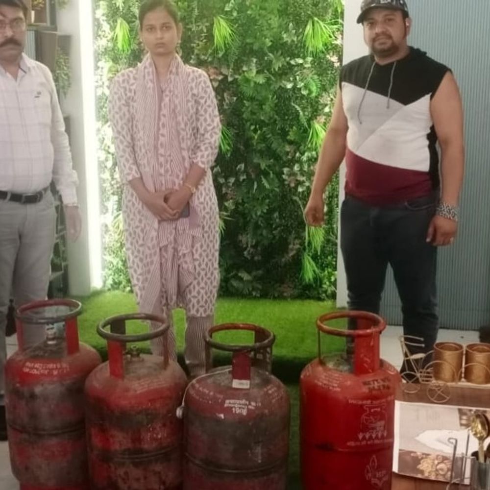 खंडवा में घरेलू गैस सिलेंडरों के दुरुपयोग पर एक्शन:12 होटलों से 18 सिलेंडर जब्त; होटल टिक्कड़ पर अवैध स्टाक मिला, कार्रवाई जारी