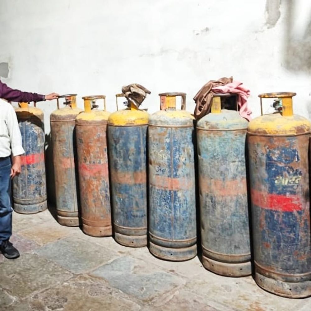 खंडवा में होटल टिक्कड़ के मालिक, मैनेजर पर FIR:छापामार कार्रवाई में 1.71 लाख के 27 सिलेंडर जब्त, दस्तावेज नहीं दिखा पाए