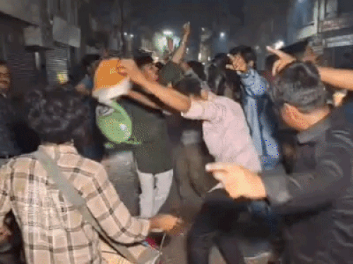 T-20 विश्वकप जीत पर काशी में जश्न:BHU के सिंहद्वार पर छात्रों ने की आतिशबाजी, सड़क पर जमकर किया डांस… देखें VIDEO