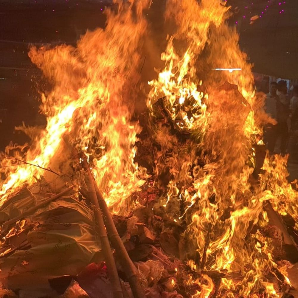 आरा में आस्था और उल्लास के साथ हुआ होलिका दहन:महिलाओं ने विधि-विधान से पूजा कर सुख-समृद्धि की कामना की; पुलिस-फायर ब्रिगेड रही तैनात