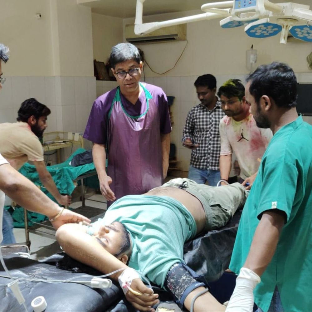 किराना दुकान में बैठे युवक को मारी गोली:2 बदमाश फायरिंग कर हुए फरार, घायल को पेट में लगी बुलेट; चल रहा इलाज