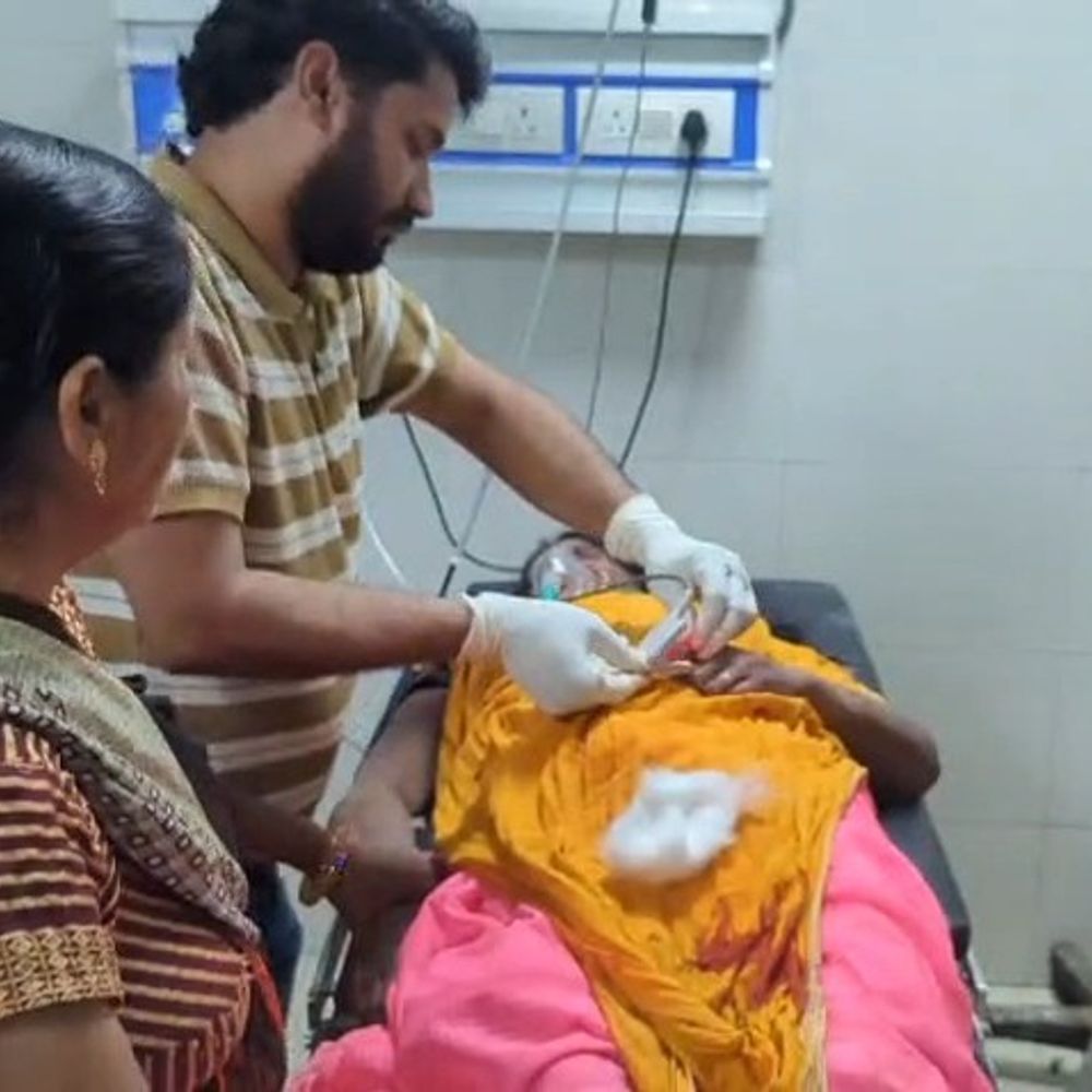 भोजपुर में सड़क हादसे में महिला की मौत:चलती बाइक से नीचे गिरने से हादसा, बेटे के साथ बहन के घर से लौट रही थी