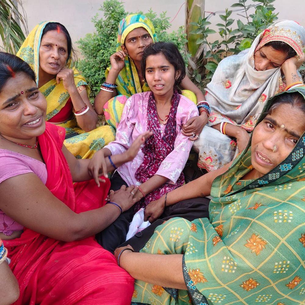 भोजपुर में चलती बाइक से गिरी महिला:अस्पताल पहुंचने से पहले रास्ते में तोड़ा दम, चैती छठ का प्रसाद लेकर घर से लौट रही थी