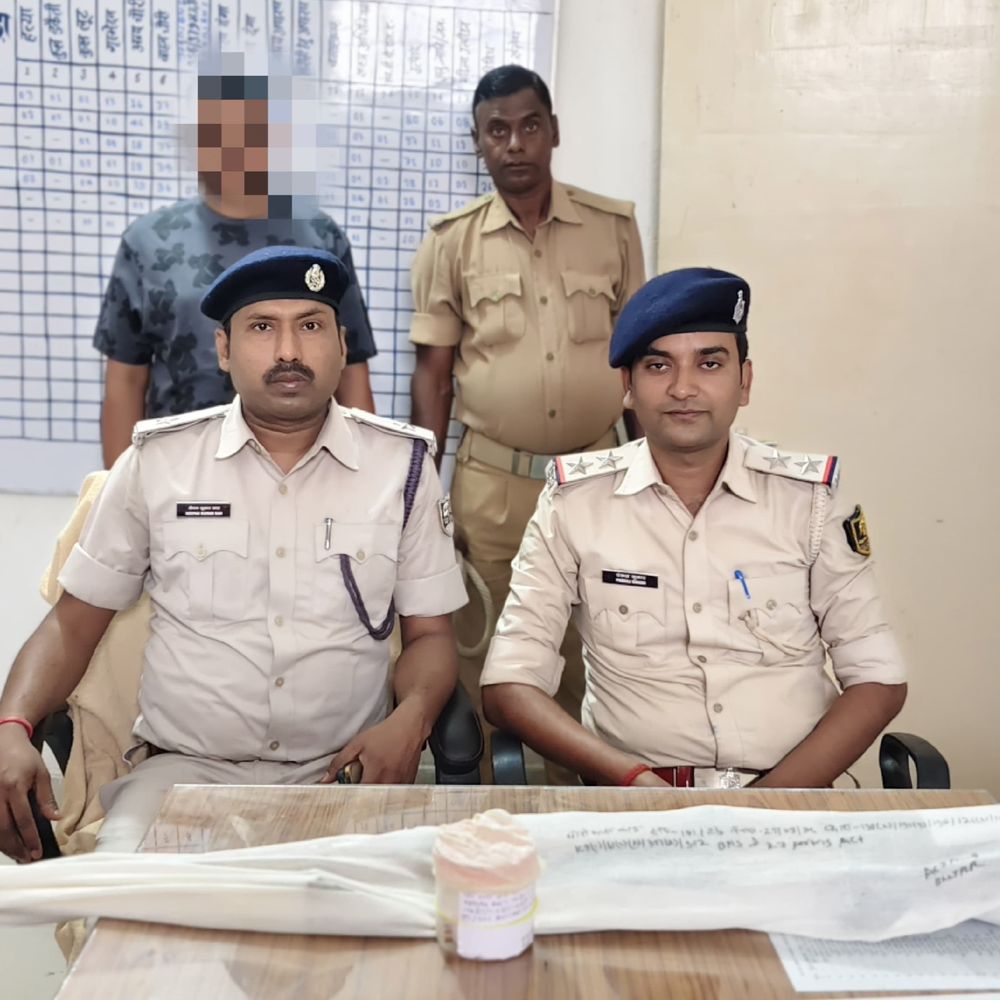 रजिस्ट्री ऑफिस गोलीकांड का मुख्य शूटर गिरफ्तार:भोजपुर पुलिस ने यूपी से पकड़ा, जमीन विवाद में दिनदहाड़े हुई थी फायरिंग; राइफल-कारतूस बरामद