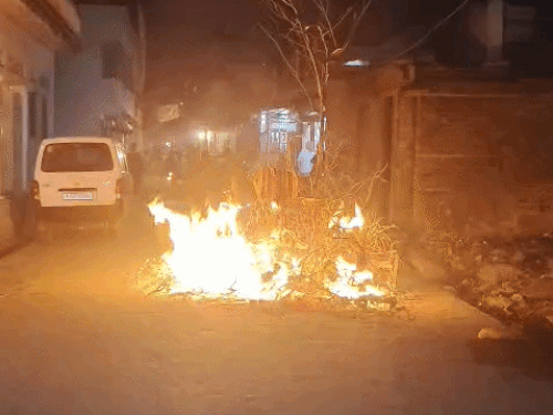 सवाई माधोपुर शहर होलिका की चश्मा पहनाकर की सजावट:विभिन्न इलाकों में अलग-अलग मुहूर्त में हुआ होलिका दहन