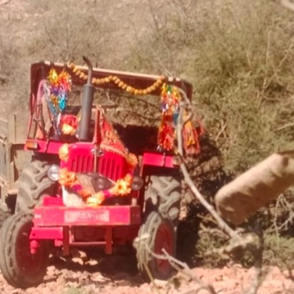 वन चौकी से ट्रैक्टर ट्रॉली छुड़ा ले गए माफिया:वनकर्मी का मोबाइल तोड़ा, कुण्डेरा थाने में 20-25 लोगों के खिलाफ मामला दर्ज