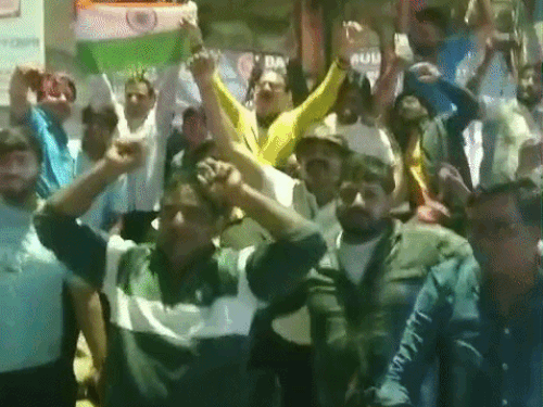 भारत की रोमांचक जीत पर मेरठ में मना जश्न:समर्थकों ने एक साथ खेली होली-दिवाली, संजू सैमसन और जसप्रीत बुमराह के दिखे मुरीद