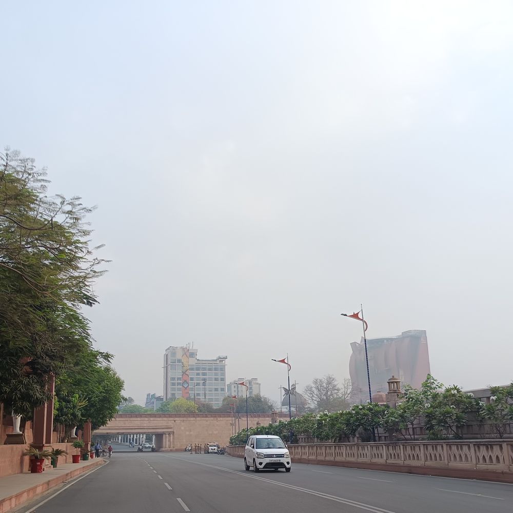 लखनऊ में सुबह से छाए बादल:दिन में बारिश के आसार, धूल भरी आंधी करेगी परेशान,मौसम विभाग ने जारी किया यलो अलर्ट