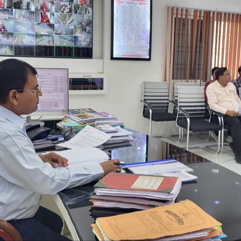 बेगूसराय कलेक्ट्रेट में सबका सम्मान-जीवन आसान कार्यक्रम:डीएम ने जनता दरबार में सुनी लोगों की समस्या, समाधान के दिए निर्देश