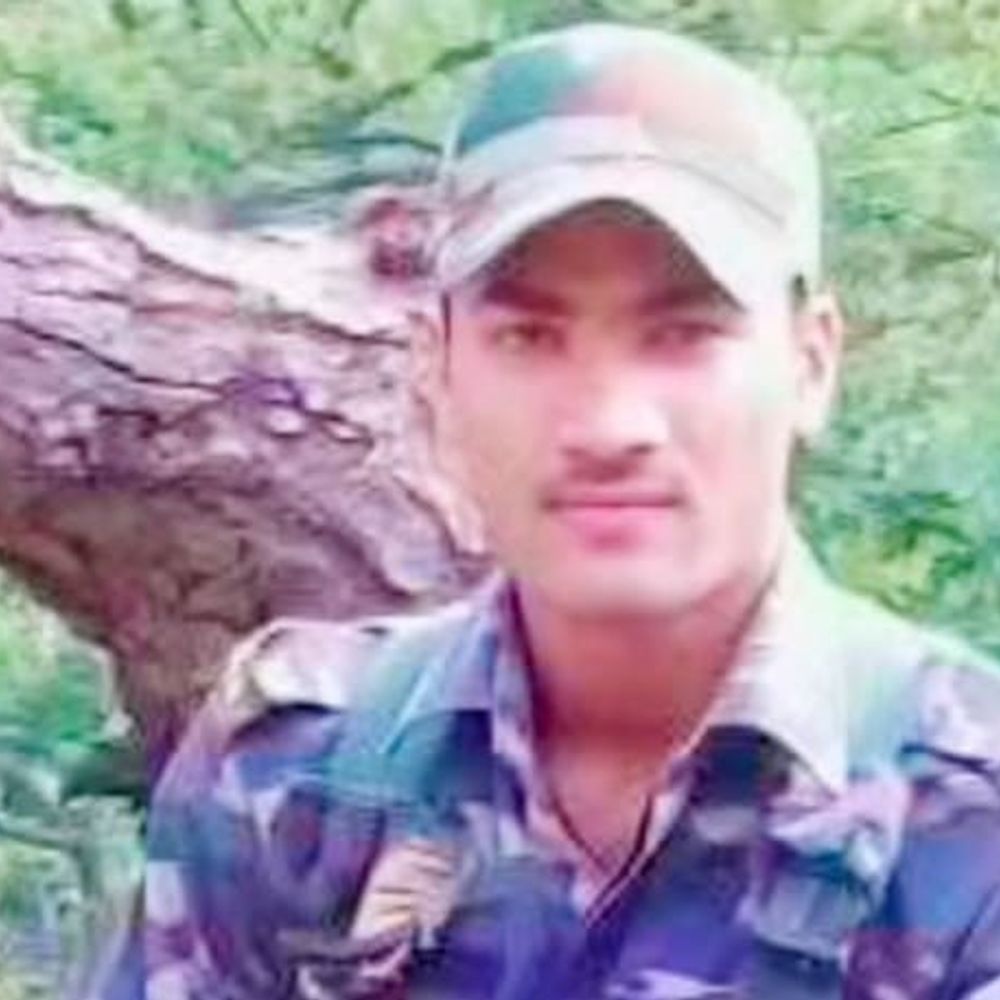 IRB जवान का पार्थिव शरीर देर रात पहुंचा बेगूसराय:झारखंड में ड्यूटी के दौरान गई जान, बाइक सवार लोगों ने तिरंगा के साथ लगाए ‘मुरारी अमर रहें’ के नारे