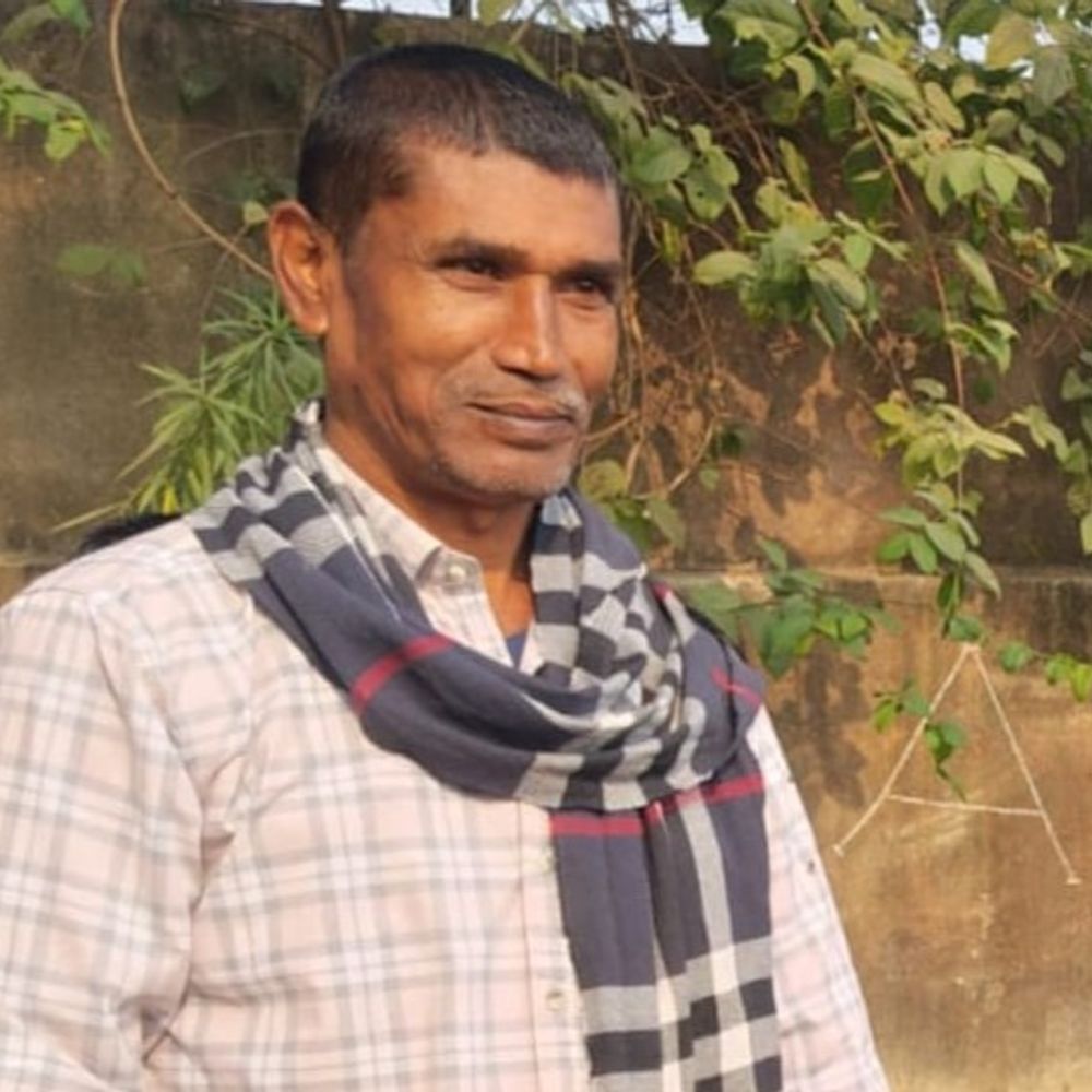 सरकारी स्कूल के टीचर पर नाबालिग संग छेड़खानी का आरोप:किताब दिखाने के बहाने घर में घुसने का आरोप, लोगों ने पकड़कर पुलिस को सौंपा