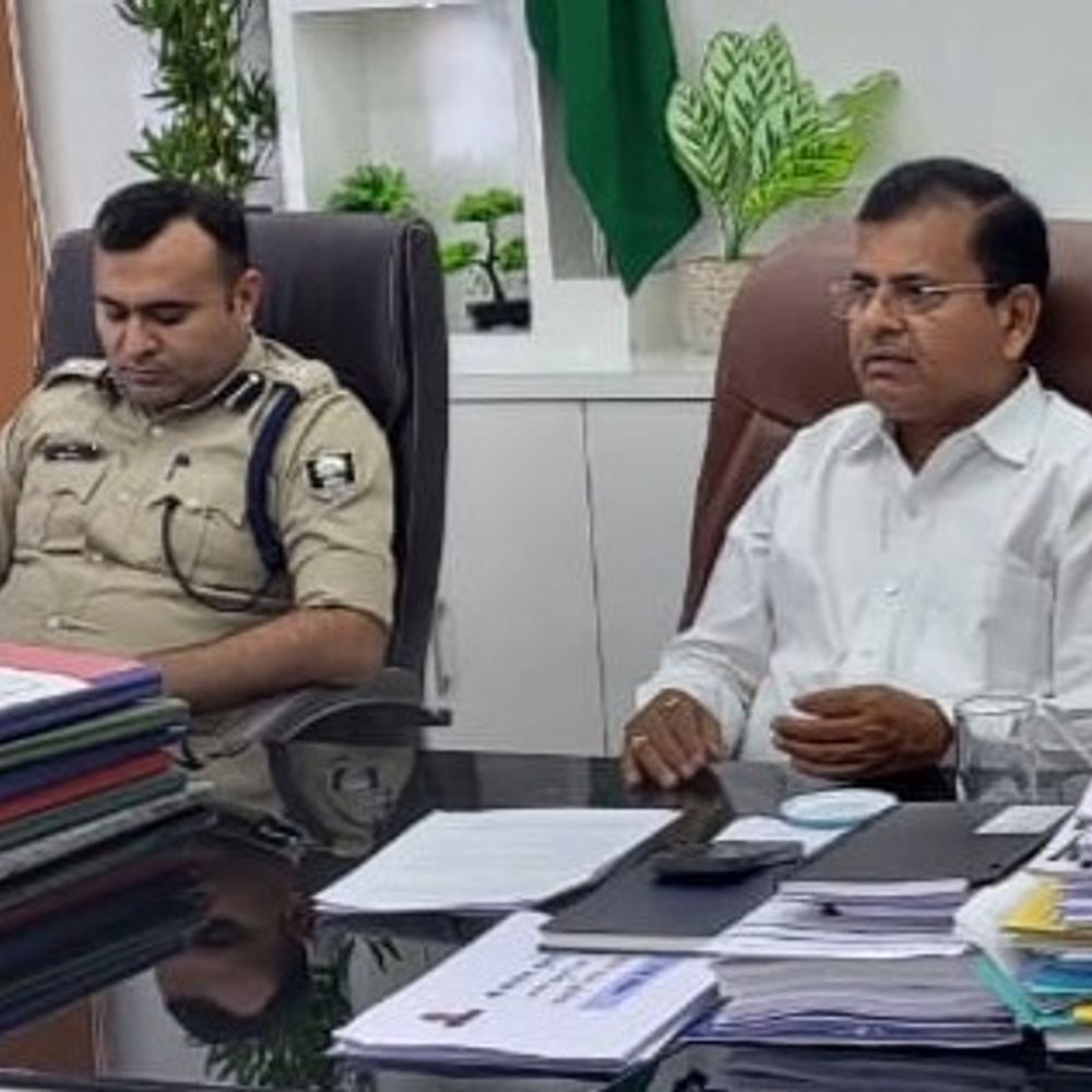 बेगूसराय में LPG को लेकर DM-SP की हाई-लेवल मीटिंग:ईंधन आपूर्ति की होगी सघन निगरानी, पेट्रोलियम कंपनियों ने कहा- पर्याप्त मात्रा में उपलब्ध है रसोई गैस