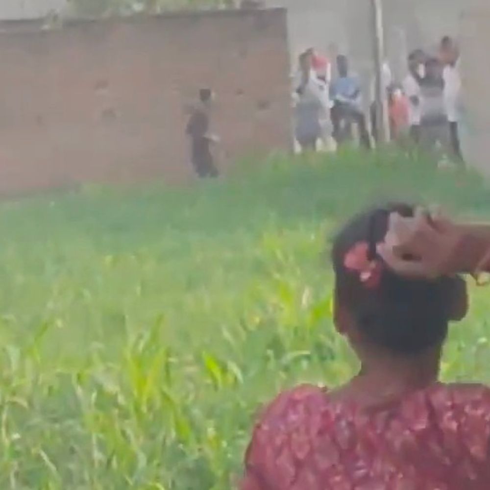 दबंगों ने घर पर चढ़कर की फायरिंग:बेगूसराय में पत्थरबाजी का वीडियो वायरल, पीड़ित बोले- गाली भी दी