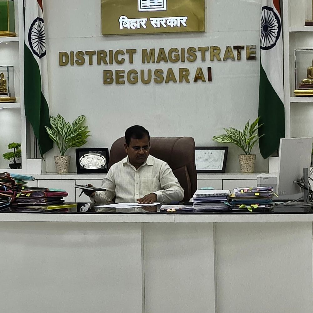 गैस कंपनी के प्रतिनिधियों के साथ डीएम ने की बैठक:बेगूसराय में कहा- आपूर्ति व्यवस्था को आसान बनाएं, दंडाधिकारियों जांच करें