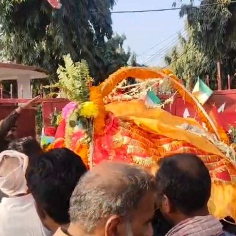 जेल में बंद बेटे को मां से मिलने नहीं दिया:भागलपुर में जेल गेट के सामने परिजनों ने अर्थी रखी, प्रशासन के खिलाफ की नारेबाजी