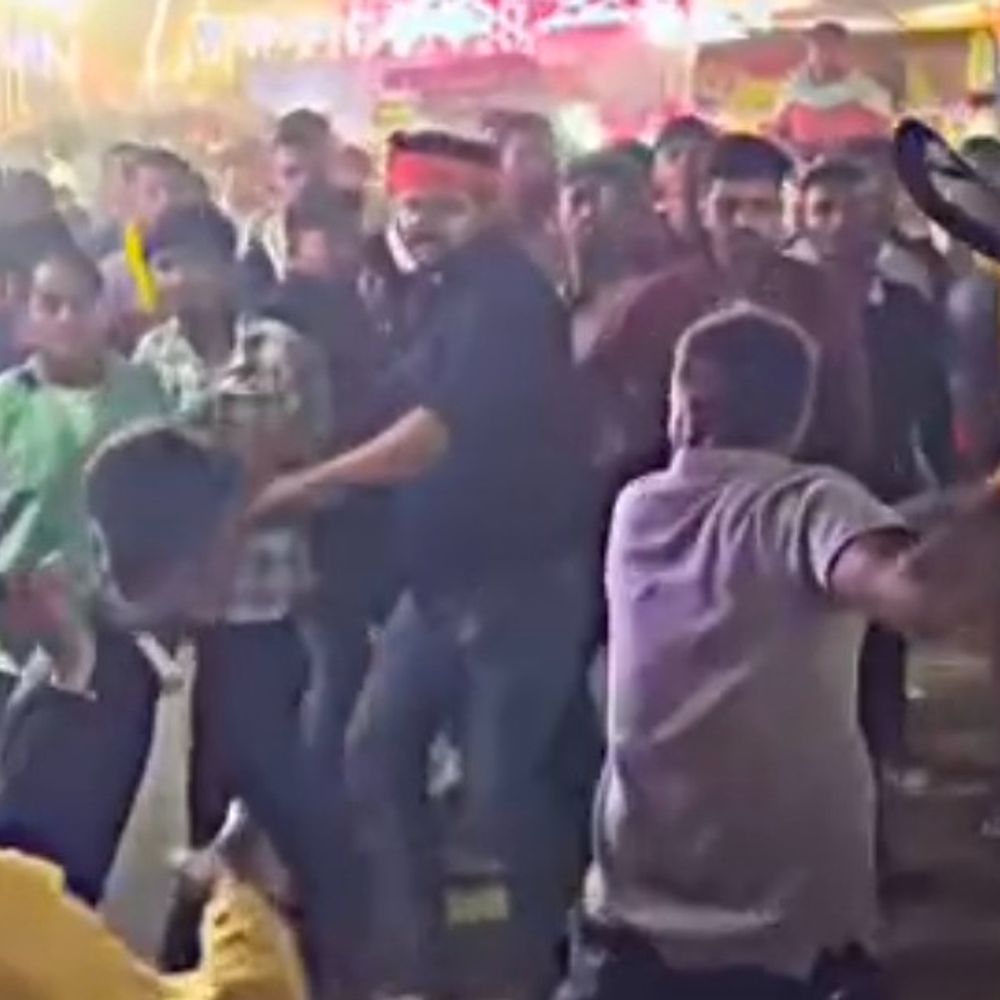 भागलपुर के मेले में 2 युवक की पिटाई; VIDEO:घायल बोला- विधायक के बेटे ने पीटा, 50 लोगों को बुला कर भीड़ के बीच में पिटवाया