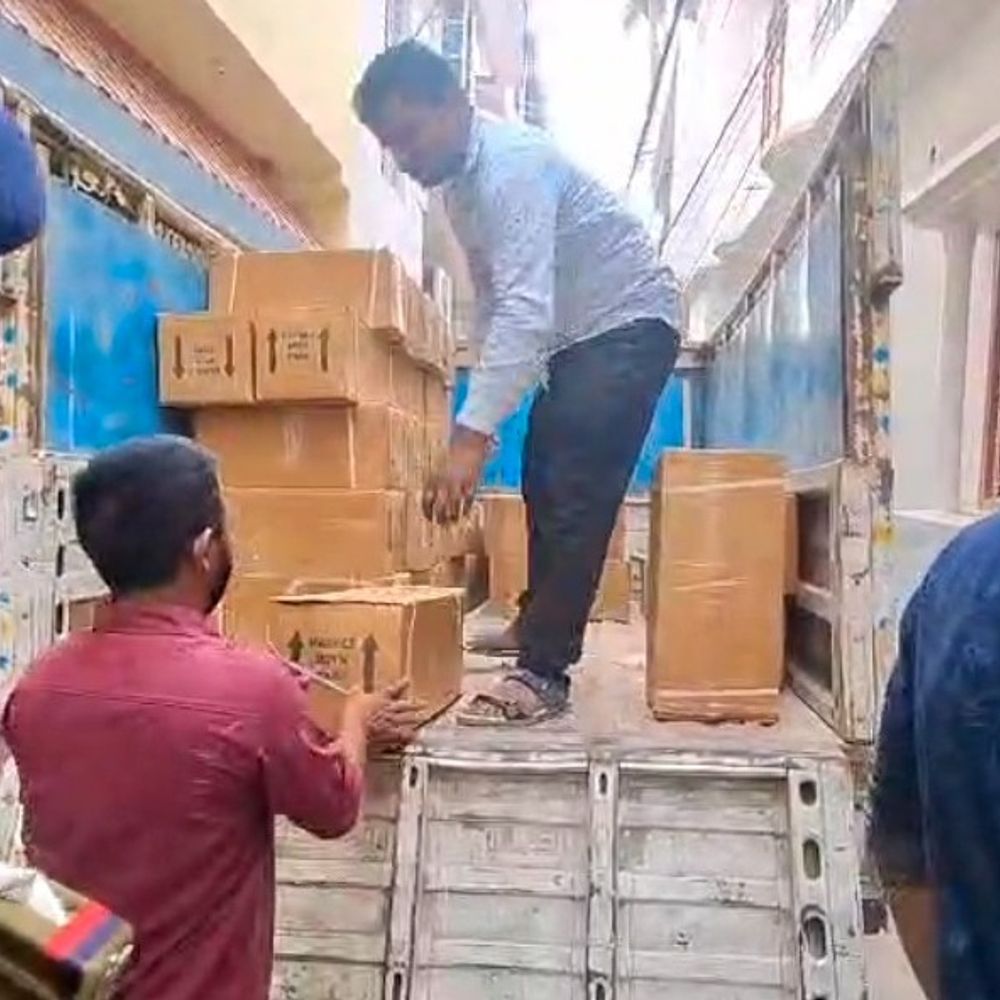 भागलपुर में 20 कार्टन कफ सिरप बरामद:मकान में 6 साल से हो रहा था अवैध धंधा, पुलिस ने की छापेमारी; एक को पकड़ा