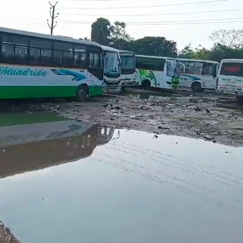 भागलपुर में बारिश के बाद बस स्टैंड पर जलजमाव:कीचड़ से बढ़ी यात्रियों की परेशानी, गीली मिट्टी में धंस रहे गाड़ियों के चक्के