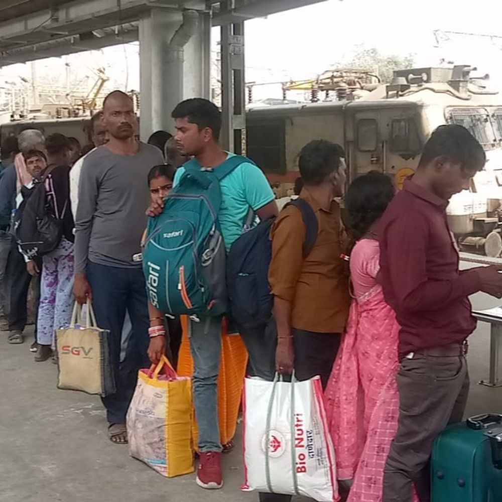 होली में घर आए लोगों पर वापसी का दबाव:गयाजी जंक्शन पर जुट रही लोगों की भीड़, लाइन लगाकर मोहाबोधि एक्सप्रेस में बैठाए गए यात्री