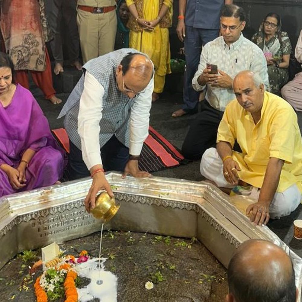 गयाजी में लद्दाख के राजपाल का आध्यत्मिक दौरा:विष्णुपद में टेका माथा, बोधगया में की पूजा; बोले- यहां आकर अच्छा महसूस कर रहा हूं