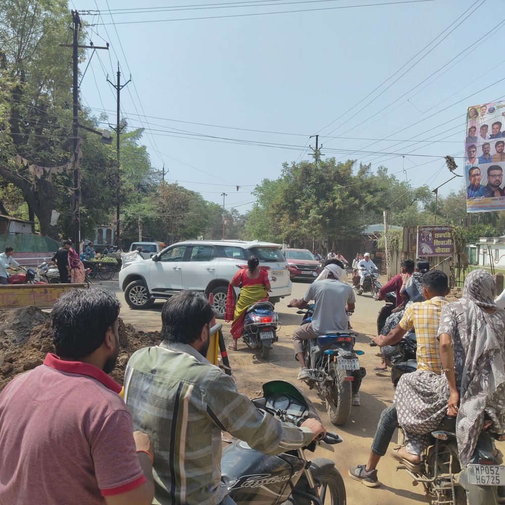 नर्मदापुरम में पाइपलाइन डालने के लिए खोदी सड़क:सर्किट हाउस चौराहे पर दिनभर जाम, चैत्र नवरात्रि से पहले मरम्मत की मांग