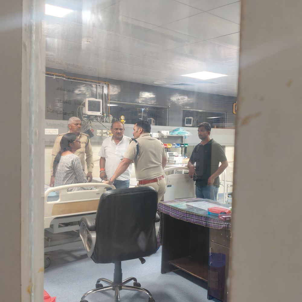 नर्मदापुरम में ट्रेन की चपेट में आई बच्ची:8 साल की युविका तमिलनाडु एक्सप्रेस से टकराकर प्लेटफॉर्म के बीच फंसी; हालत नाजुक