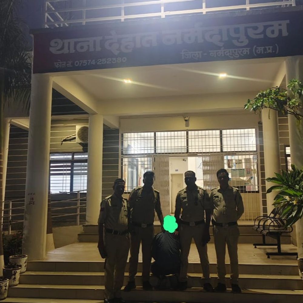 सरकारी नौकरी की तैयारी करने वाले साइबर ठग:नर्मदापुरम पुलिस ने महाराष्ट्र से गिरफ्तार किया; एयरपोर्ट पर पार्सल पकड़े जाने का झांसा देकर ठगा था