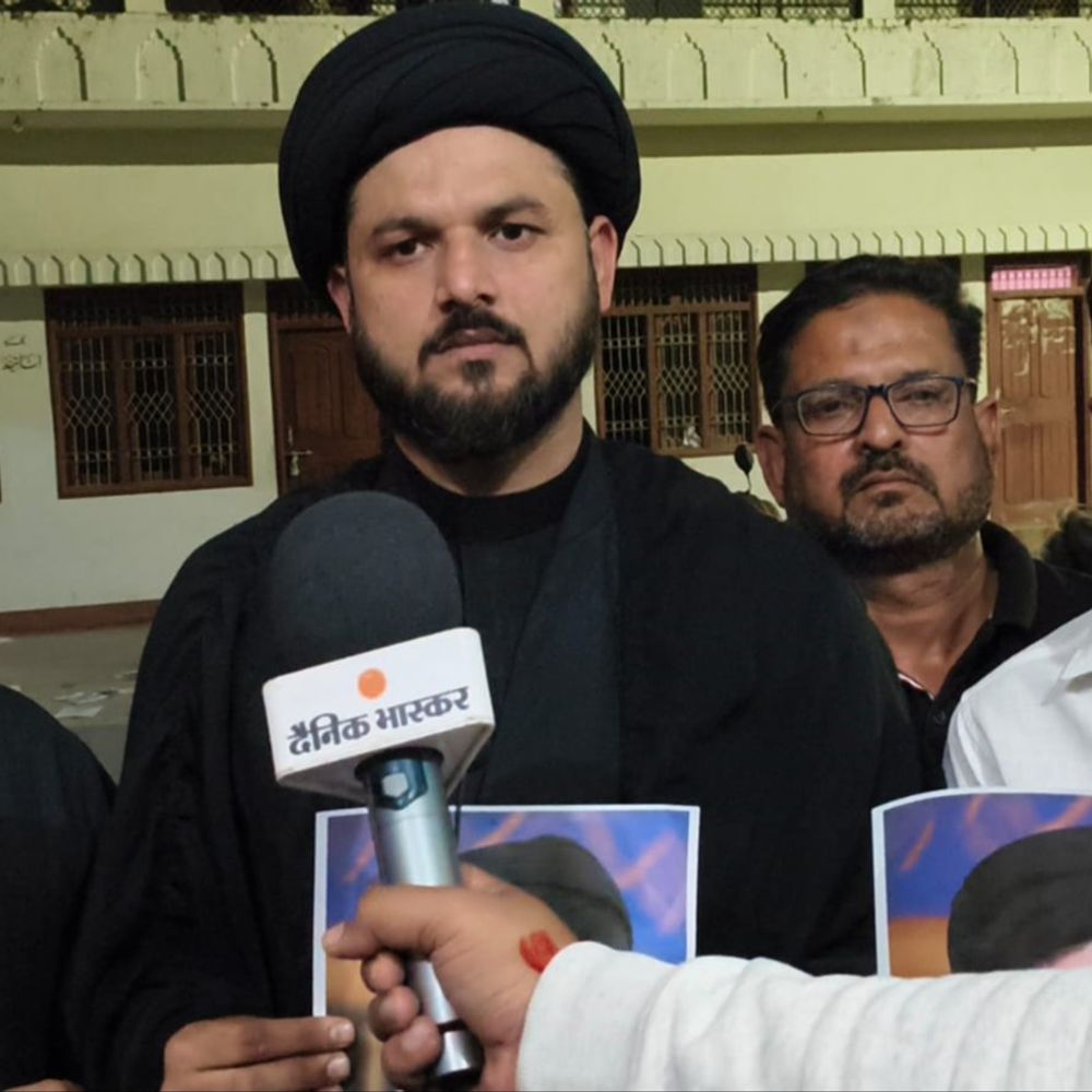 आजमगढ़ में श्रद्धांजलि सभा रोने लगे शिया समाज के पदाधिकारी:अपने बाप के मरने पर भी नहीं हुआ था इतना गम, अमेरिका और इजरायल के झंडे को कुचला