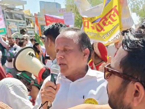 87 कॉलोनियों को लेकर हजारों लोग सड़क पर उतरे:शांति मार्च, हनुमान चालीसा पाठ और हवन कर की सरकार से राहत की मांग