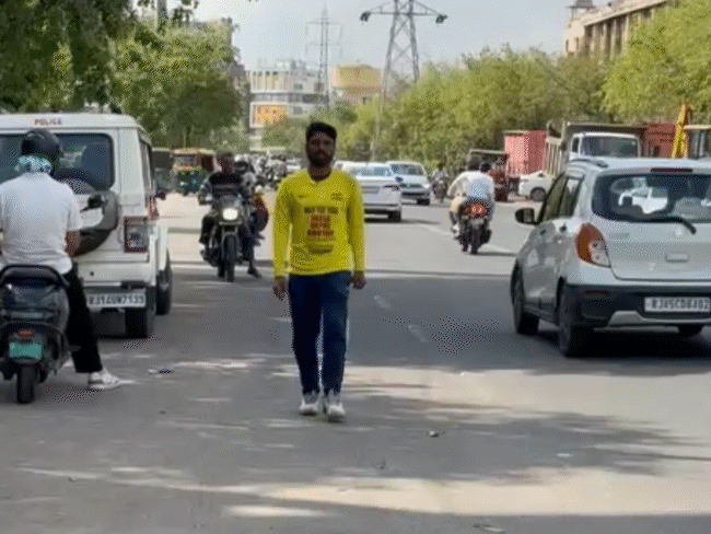 नक्सलियों ने किडनैप किया, सच्चाई जानकर खाना खिलाया,पैसे भी दिए:कमर में इंजरी ने क्रिकेटर बनने का सपना तोड़ा, 20 हजार किमी की पैदल यात्रा की