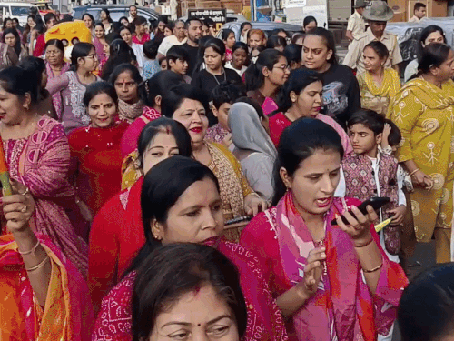 सीकर में चेटीचंड पर भगवान झूलेलाल की शोभायात्रा निकली:देवी-देवताओं‌ की झांकियां, ऊंट-घोड़े रहे शामिल, युवक-युवतियों ने किया छेज नृत्य