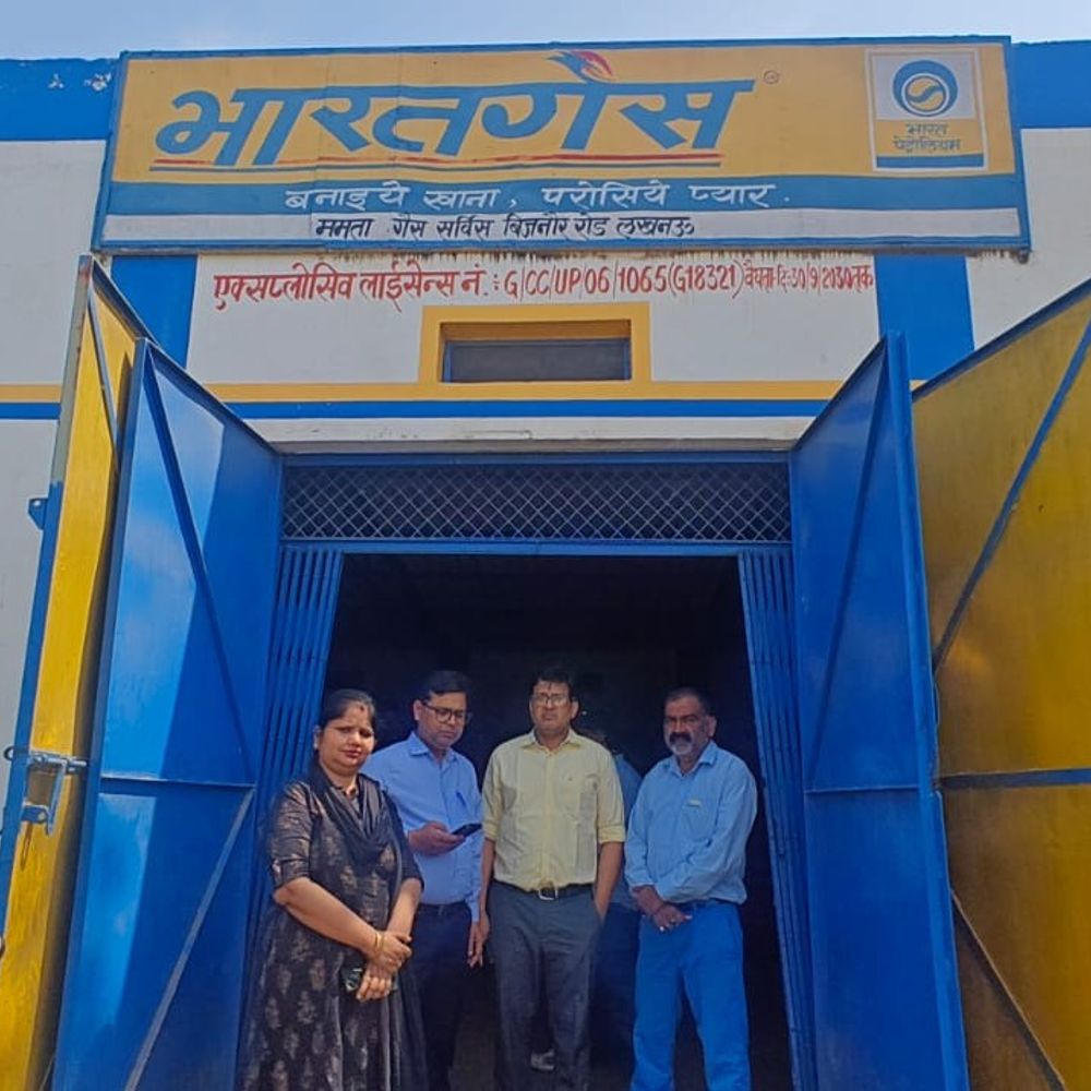 लखनऊ में गैस एजेंसियों पर जांच:कई इलाकों में निरीक्षण, होम डिलीवरी सुनिश्चित करने के निर्देश