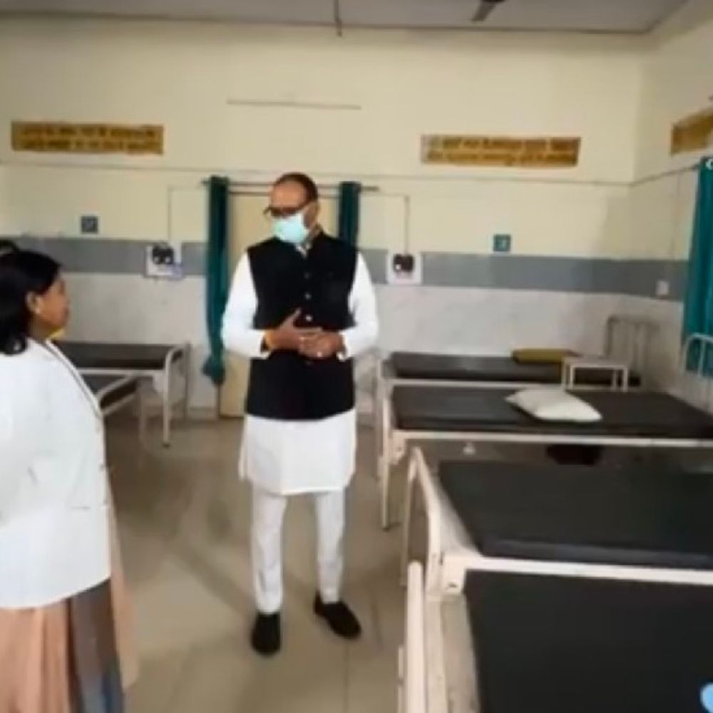 लखनऊ चिनहट CHC पर डिप्टी CM ब्रजेश पाठक पहुंचे:खामियों पर प्रभारी को लगाई फटकार; 54 मिनट तक देखी व्यवस्था, मरीजों सर बात किया