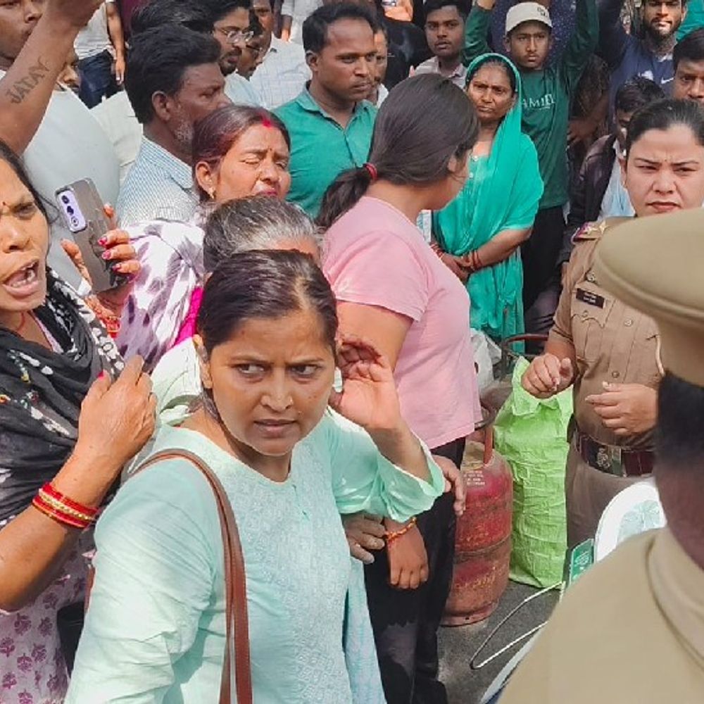 लखनऊ में एलपीजी संकट:सिलेंडर न मिलने पर हुसड़िया चौराहे के पास सड़क जाम, पुलिस ने समझाकर हटाया; DM ने एजेंसियों को दिए होम डिलीवरी के निर्देश