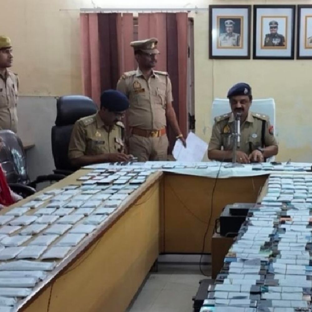 लखनऊ GRP ने तलाशे 287 मोबाइल:SP ने लौटाए तो बोले पीड़ित- थैंक्यू सर