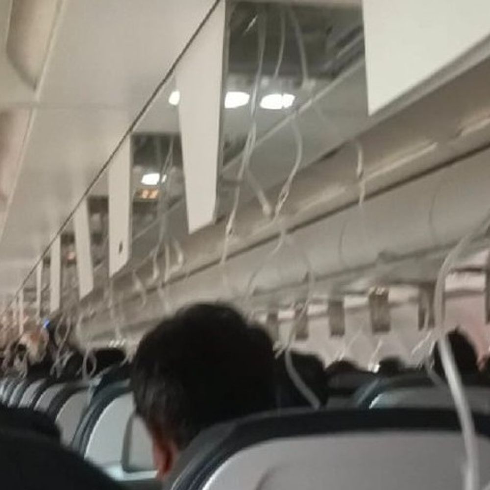 एयर इंडिया एक्सप्रेस की फ्लाइट में धुआं:लखनऊ में इमरजेंसी लैंडिंग से टला बड़ा हादसा; 148 यात्री सवार थे