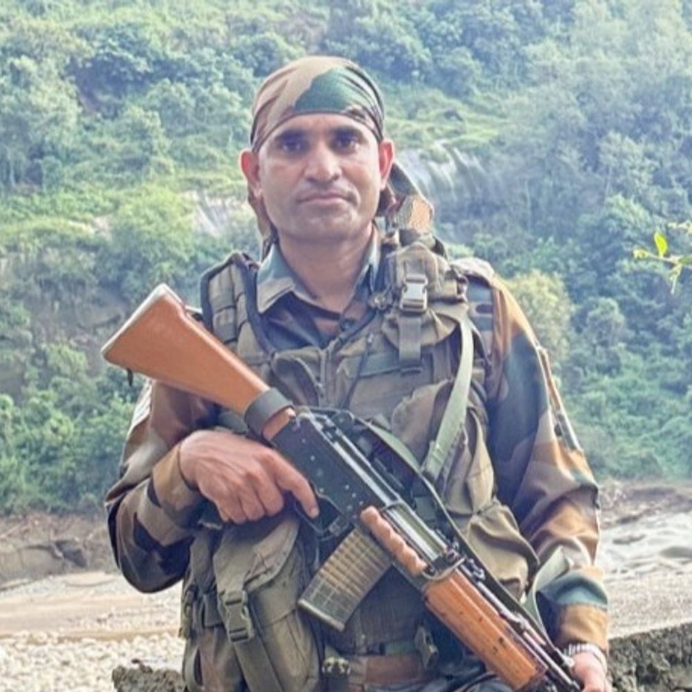 जम्मू-कश्मीर में आतंकियों से मुठभेड़ में समस्तीपुर का जवान शहीद:ऑपरेशन पर जाने से पहले पत्नी से हुई थी बात, कुछ देर बाद मिली शहादत की खबर