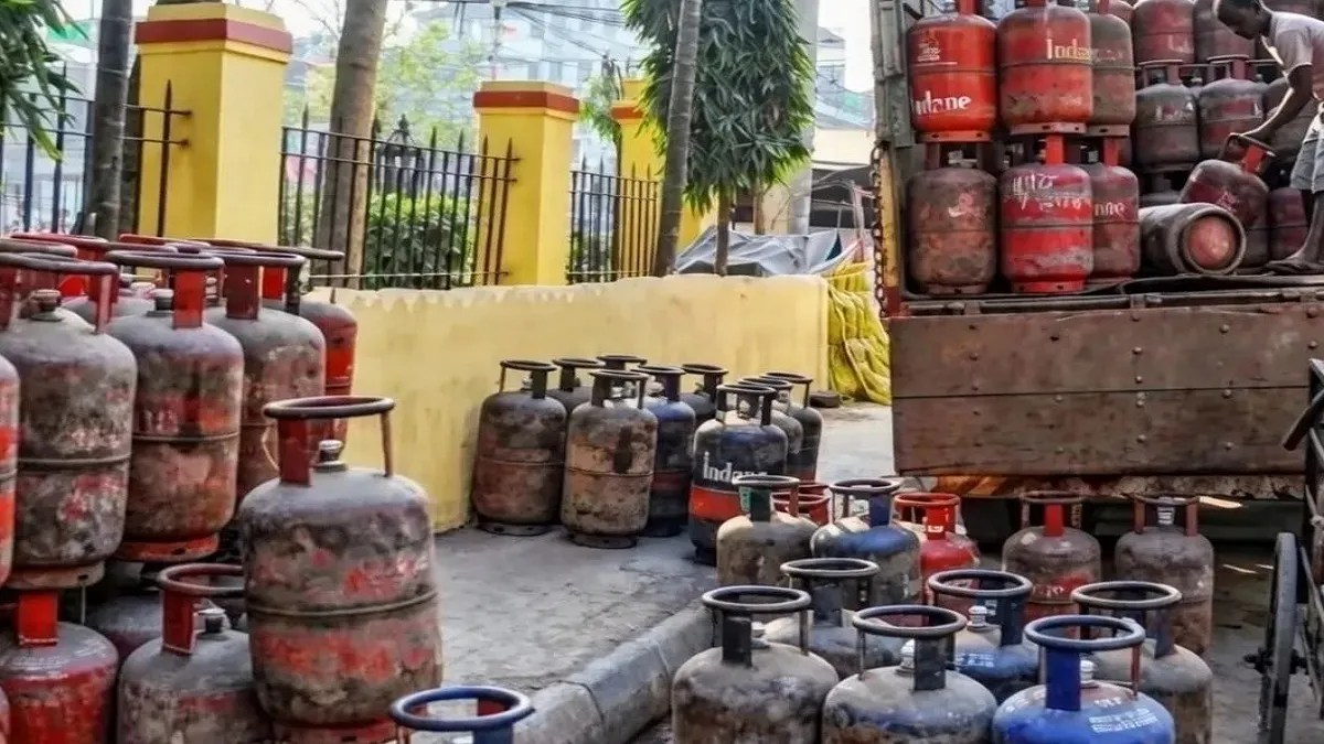 गैस सिलेंडर का विकल्प खोजने में जुटे लोग, लकड़ी एवं कोयले से खाना बनाने की तैयारी