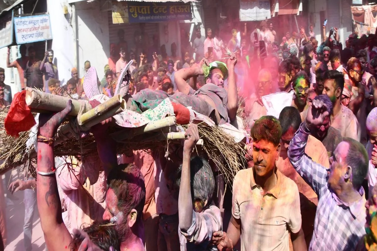 भीलवाड़ा में निकली ‘मुर्दे की सवारी’, अर्थी पर लेटे युवक ने मांगा पानी, बचाता रहा रंगों से अपनी आंखें